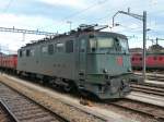 SBB - Ae 6/6 11517 vor G�terzug abgestellt im Bahnhofsareal ...