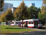 Die Stra�enbahnhaltestelle Poststra�e der D�sseldorfer Rheinbahn mit einer Tram der ...