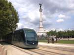 Eine Tram der Linie C passiert das Monument aux Girondins. ...