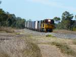 Zwei Queensland Rail Loks ziehen am 5.7.2008 einen Containerzug durch ...