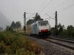 BR 186 Die 186 107 von RAILPOOL am 22.08.2009 mit dem Warsteinerzug unterwegs bei Str�menden Regen bei Niederaudorf. 
