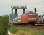 IC-Zuge und IC-Wagen 101 040-4 poltert am 20.08.09 mit ihrem IC 2315 nach Frankfurt (M) Hbf �ber die Hamburger S�derelbbr�cken Richtung Hamburg-Harburg.