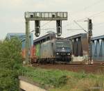 LTH Transportlogistik GmbH 185 546-9 der LTH poltert mit einem Container-Umleiter aus Hamburg-Waltershof �ber die S�derelbbr�cken in Hamburg Richtung S�den.