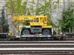 sonstiges bls - Dienstwagen mit Kran X 40 63 94 08 865-1 abgestellt im Bahnhofsareal von Spiez am 20.06.2009