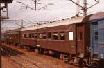 Personenwagen O-HA 35 - Altbau-Personenwagen: Der O-HA 35 2834 (オハ35 2834) mit elektrischer Heizung (Nummern �ber 2000) in Shiroishi im Nordosten Japans. Davor ist ein alter O-HA 32 (オハ32) eingereiht mit seinen charakteristischen kleinen Fenstern. 21.Juli 1978. 