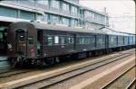 Personenwagen MA-NI 61 - Altbau-Personenwagen: Ein schwerer Gep�ckwagen Serie MA-NI 61 (マニ61). Die 41 Wagen MA-NI 61 sind 1949-1956 (Drehgestelle 1964-1967) erstellte Umbauwagen mit schwerem Stahlkasten. Hier steht MA-NI 61 2203 in Yonago, 7.September 1983. (MA マ = 42,5-47,5 Tonnen; NI ニ = Gep�cktransport)