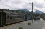Personenwagen SU-HA 42 - Altbau-Personenwagen: Serie SU-HA 42 (スハ42)ist eine verbesserte Version der etwas leichteren, klassischen O-HA 35 (オハ35); 140 Wagen 1948-1950 gebaut. Hier ein zu Staatsbahnzeiten typischer Zug der San-In-Linie (San-In = 'Berg-Schatten', d.h. Schattenseite/kalte Seite des Westteils der japanischen Hauptinsel); SU-HA 42 58 (スハ42 58) in Nima, 8.September 1983. (SU ス=schwere Wagen 37,5-42,5 Tonnen, HA ハ= gew�hnlicher Sitzwagen) 