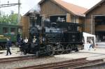 e-3-3 E 3/3 No. 8492 der Schweizerischen Bundesbahn SBB
Die 100 J�hrige Dampflok No. 8492 'Tigerli' wurde 1909 von der SBB bei der SLM Winterthur beschafft. Als E 3/3 8492 blieb Sie bis 1960 bei der SBB im Einsatz, am Schluss im Depot Renens.
1961 lieferte die HW Biel 2 'Occasions - Tigerli' an die Papierfabrik Perlen bei Luzern. (No. 3 und 6)wo sie bis Heute noch als Reservelok im Einsatz ist. Aufgenommen am 22.08.2009 in Koblenz.