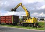 Zweiwegefahrzeuge Ein Zweiwegebagger der Firma Jade-Stahl bei Rangierarbeiten auf dem S�dgleis in Wilhelmshaven. 21-08-2009