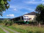 Vogtlandbahn 654 037 (VT37) als VBG83120 in Klingenthal, 23.8.09. Kurze Anekdote: Er f�hrt laut Zugzielanzeige immer noch nach 'Sokolov Via Falkenstein', obwohl er eigentlich Richtung Zwickau f�hrt. 'Sokolov via Falkenstein' wird normalerweise zw. Ellfeld und Falkenstein in 'Sokolov via Klingenthal' umgestellt, zw. Zwota und Klingenthal dann in 'Sokolov'. In Falkenau (Sokolov) hei�t es dann wieder 'Zwickau Zentrum via Falkenstein'. Der f�hrt also schon ganz sch�n lange verkehrt drau�en rum...;)