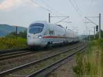 br-411-ice-t ICE 1573 durchf�hrt mit etwa 35 Minuten Versp�tung den ehemaligen Hp Kirchhasel zwischen Uhlst�dt und Rudolstadt auf der Saalbahn in Richtung Saalfeld (Saale). (08.08.2009)