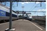 sonstige Der, sich links befindende TGV R�seau, hat als Fahrtziel Br�ssel.
Er wird in K�rze die Fahrt gen Norden aufnehmen, in der Zwischenzeit trifft ein TGV Duplex aus Perpignan in den Bf/Gare Montpellier Saint-Roch ein.
(3.08.09)