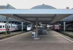karlsruhe-hbf Karlsruhe Hbf, den 25.07.09 um 17.50 Uhr unter einem, leider �berbelichteten Himmel:
Links steht ein IC, gezogen von der 120 109-4, in der Mitte ein 'alter Bekannter', den ich schon in der Fr�he, bei einer Parallelfahrt aus M�nchen in Fahrtrichtung Stuttgart, in Aktion miterleben durfte. Es handelt sich dabei um den TGV, der an diesem Tag als letzter die Fahrt in Richtung Paris aufnahm. Rechts steht dann noch der, von der 101 145-1 gezogene, PbZ 1958: Basel Bad Bf - Frankfurt M Hbf.