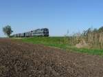 br-2143 Der Herbst kommt: Das erkennt man an den bereits wieder leeren Feldern nahe Stetten. Der diesmalige Sonderzug war die tannengr�ne 2143.40 mit einigen Zweiachsern. (23.08.09)