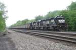 norfolk-southern-ns An einem Bahn�bergang zwischen Lilly und Cresson konnte man schon 15 Minuten vorher h�ren, da� ein Zug den Berg heraufkommt. Die zwei modernen C40-9W an der Zugspitze waren eigentlich recht leise. Daf�r haben die vier unter Volllast arbeitenden SD40 am anderen Ende einen infernalischen L�rm erzeugt. (27.05.2009)