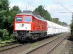 BR 232 mit Zugen 232 241-0 f�hrt mit einem Kalkzug durch Lintorf. Obwohl ich mich hinter der Schranke am Bahn�bergang befand, stand ich bei der Durchfahrt des Zuges in einer staubigen Wolke. Aufgenommen am 22/08/2009.