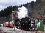 Harzer Schmalspurbahnen Eisenbahn-Romantik im Selketal: 99 5906 verl��t gerade mit einem Personenzug nach Gernrode den Bahnhof Alexisbad.