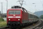 Die 120 156-5 zieht einen IC durch den Bahnhof Brohl, ...