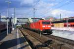 Am 22.08.09 f�hrt die 185 013-0 mit ihrem kurzen G�terzug ...