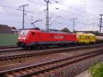 Zwischen 189 064-9 und den G�terwagen l�uft am 15.08. 08 ein ...