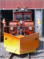 Ge 4/4 112 mit Schneepflug Peter vor dem neuen RBS ...