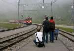 Der Regionalzug 854 zieht die Aufmerksamkeit der Fotografen auf sich.
(22.08.2009) ...