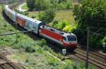 br-1014 Eine interessante Beobachtung konnten wir dann noch am 24.08.2009 von der Br�cke aus machen, die �ber den Wiender Zvbf f�hrt: 1014 004-4 f�hrt mit einer REX Garnitur in Richtung Wien City vorbei.
