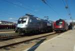 br-1116-vor-personenzugen ... und fast p�nktlich, mit +10 Min. ging es dann los. Der Zug schleicht sich noch an dem Railjet Taurus 1116 210 vorbei. So endete der Urlaub mit der Lok, mit der er am Morgen des 18.08. begonnen hat. :-)