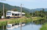 kbs-720-schwarzwaldbahn 527 und 519 der OSB als OSB87351 (Bad Griesbach(Schwarzwald)-Freudenstadt Hbf) am Kanal in Haslach 6.8.09