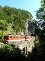 semmeringbahn Loks der Baureihe 1x42 sind noch immer sowohl im Personen- und auch im G�terzugverkehr am Semmering anzutreffen. Meistens aber im Vorspanndienst. Die 1142 680 bespannte am 24. August 2009 gemeinsam mit einer weiteren 1142er einen G�terzug Richtung M�rzzuschlag/Bruck a.d. Mur. Hier kurz vor dem 239 Meter langen Weinzettelfeldtunnel, der nahe der Haltstelle Breitenstein am Semmering liegt.