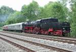 Die 52 6106 der Vulkan-Eifel-Bahn zieht die vier Silberlinge mit ...