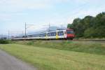 Ein NPZ mit einer Re 4/4 II am Zugsschluss n�hert ...