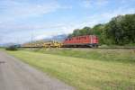 Ae 6/6 11455 befindet sich am 22.8.09 mit einem Bauzug ...