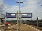 Dieses Foto zeigt einen leeren Bahnsteig!,aber der Zug kommt noch. ...