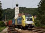 BoxXpress Die ES 64 U2-063 von BoxXpress mit einem Containerzug am 26.08.2009 bei der Durchfahrt in Wernstein.