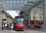 strasenbahn-bern-bernmobil Combino 752 unter dem Baldachin am Berner Hauptbahnhof. (22.08.2009)