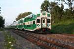 GO Transit Nahverkehrszug der GO-Transport mit MP40PH-3C 600 am Ende ist am Abend des 10.8.2009 an der Snake auf dem Weg nach Hamilton.
