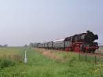 br-23-db-023 Dampfloks 50 3654 und 23 071 (hinter) der Veluwse Stoomtrein Maatschappij (VSM) w�hrend eine Sonderfahrt zwischen Stavoren und Sneek durch die Provinz Frysl�n (im Norden die Niederlande) bei Workum am 7-5-2006.