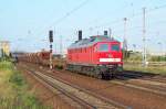 232 252-7 kommt hier mit einem gemischten G�terzug durch Sch�nefeld ...