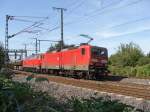 BR 143 mit Zugen 143 905-8 kommt mit einer 218 und einem Zug mit Schotterwagen aus Richtung Braunschweig gefahren. Fotografiert kurz vor Magdeburg Hbf in H�he Sachsenring/ Platz des 17. Juni am 26.08.2009
