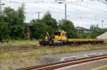 Dieses Baufahrzeug fuhr am 03.08.09 am Magdeburger Hbf vorbei.  ...