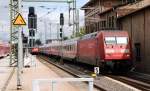 101 011 zieht am 03.08.09 IC 2048 aus dem Magdeburger ...