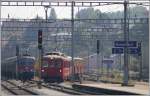 W�hrend eine Re 6/6 mit ihrem Kieszug auf die Weiterfahrt ...