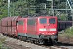 Die 151 012-2 zieht in Doppeltraktion einen Kohlezug durch K�ln ...