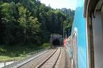 IC 313 mit Slow. 541 kurz vor der Einfahrt in ...