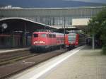 110 434 nebn einem Triebwagen der 425er Reihe, im Heidelberger ...