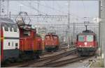 Ee 3/3 16396 und 16351 sind mit der Zu- und ...
