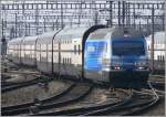 RE 460 024-3 Zugkraft Aargau f�hrt mit einem IC-Dosto in ...