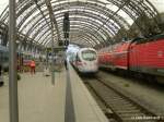 Ein ICE-T2 steht im Dresdener Hbf am Gleis 2 bereit ...