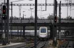 Durch-Blick nach Frankreisch mit Paradezug. Ein TGV verl��t Basel SBB/SNCF ...